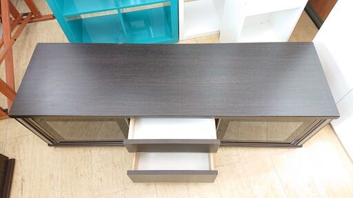 ニトリ NITORI ローボード (ニューガ) テレビボード テレビ台 ダークブラウン 木目調 左右スライドガラスドア 棚板可動式 引出し2個■横幅150×奥行45×高さ45.5㎝■近隣配送無料 買取帝国 朝霞店