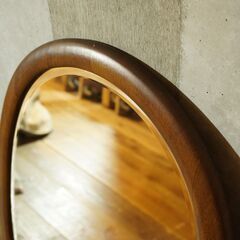 karimoku(カリモク家具)にて取り扱われていたオーバルウォールミラーです！大きすぎず小さすぎない絶妙なサイズ感かつシンプルなデザインのため、様々なシーンにオススメの壁掛け鏡です♪CJ216