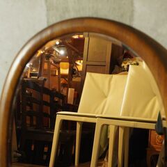 karimoku(カリモク家具)にて取り扱われていたオーバルウォールミラーです！大きすぎず小さすぎない絶妙なサイズ感かつシンプルなデザインのため、様々なシーンにオススメの壁掛け鏡です♪CJ216