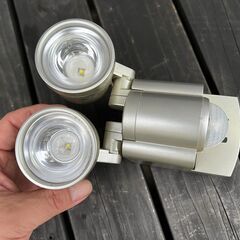中古 ELPA 乾電池式LEDセンサーライト(2灯) ESL-3...