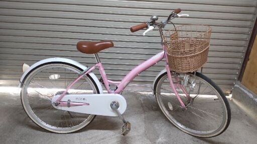 子供用自転車　２２インチ　女の子　ヘルメット付
