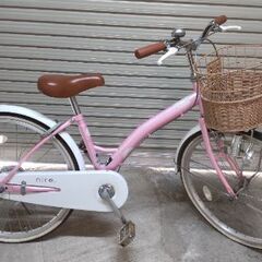 子供用自転車　２２インチ　女の子　ヘルメット付