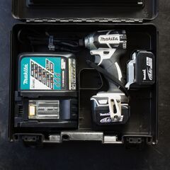 マキタ　インパクトドライバー　TD137 14.4V 4A バッテリー2個 充電器 ケース付き
