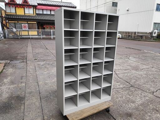 コクヨ　２４マスオープン下駄箱 ニューグレー色『中古良品、棚板傷あり』