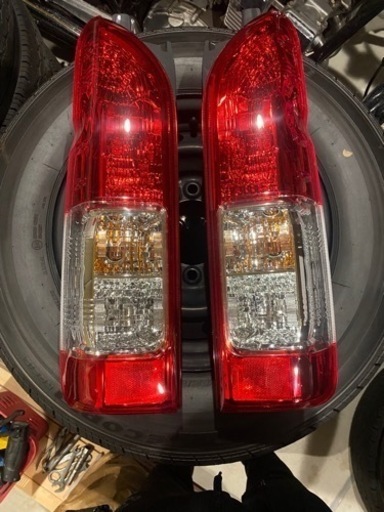 値下げしました。ハイエース 新車外し テールランプ