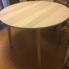 lKEA（イケヤ）丸テーブルです。