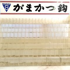 I8 店舗用 中型 小物ショーケース 大量仕切り 釣具 がまかつ...