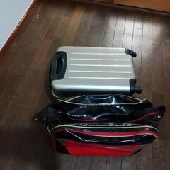スーツケースとバッグ