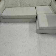 白の三人掛けソファー