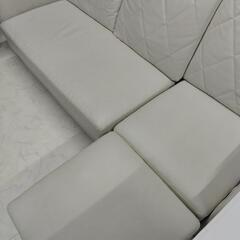 白の三人掛けソファー