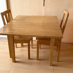 テーブル&椅子2脚　テーブルは畳んでサイズ変えられます