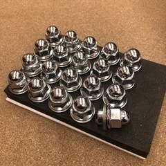 新型デリカD5 純正ホイール、タイヤ　ナット付き