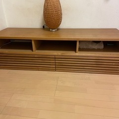 木で出来たテレビボード