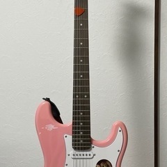ピンクの可愛いエレキギター　カポ、ピック、ストラップ付き