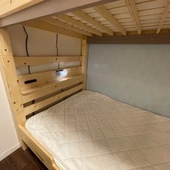 ★たくさんのお問い合わせをありがとうございました★お引渡し先が決まりました★ 2段ベッド　★ライト付き・三折りマットレス2枚付き★