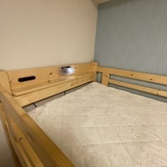 ★たくさんのお問い合わせをありがとうございました★お引渡し先が決まりました★ 2段ベッド　★ライト付き・三折りマットレス2枚付き★