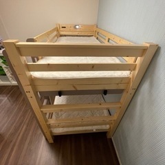 ★たくさんのお問い合わせをありがとうございました★お引渡し先が決まりました★ 2段ベッド　★ライト付き・三折りマットレス2枚付き★