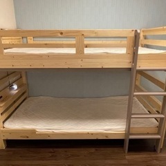 ★たくさんのお問い合わせをありがとうございました★お引渡し先が決まりました★ 2段ベッド　★ライト付き・三折りマットレス2枚付き★