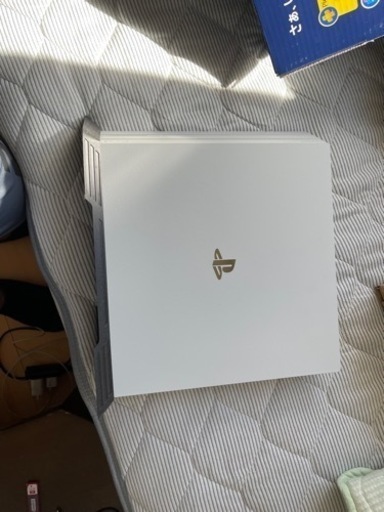 受け付け中❗️プレステ4Pro 1TB 中古です。グラセフ付き！純正リモコン使えます！おまけリモコン2個付き