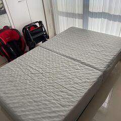 セミダブルベッド、脚付きマットレスタイプで分割して運べて使い勝手抜群です！※2台あります。
