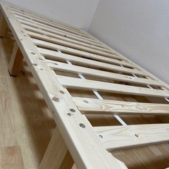 木製のベッドフレーム