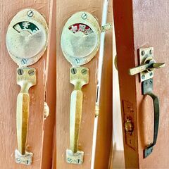 【値下げ】昭和レトロなアンティークガラスの入ったドア／真鍮の打掛錠