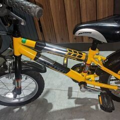 子供用自転車。補助輪つき。