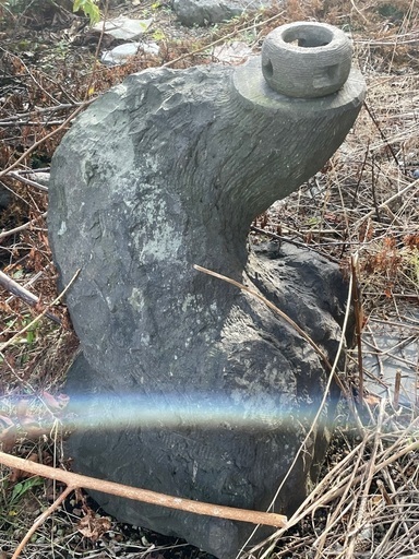 日本庭園　庭石　溶岩様