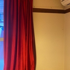 赤いベルベットのカーテン 2枚