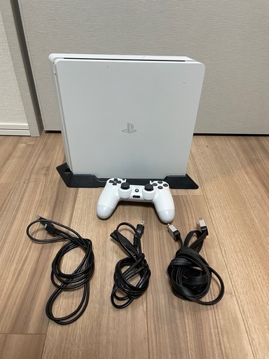 【中古】PlayStation 4 ホワイト 500GB 縦置きスタンド付き