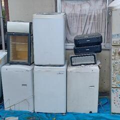 洗濯機5台、プリンター、大小ガラス製冷蔵庫1台、冷凍庫（写真には...