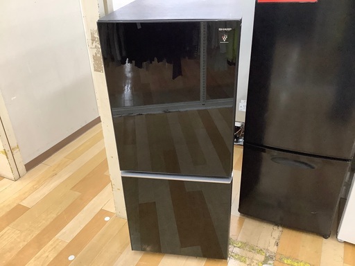 世界的に SHARPのガラスドア2ドア冷蔵庫のご紹介です。 冷蔵庫