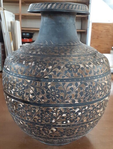 花瓶（金属製・幾何学模様・手彫り）