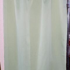 カーテン2枚　遮光1級、耐火性　明るい緑色