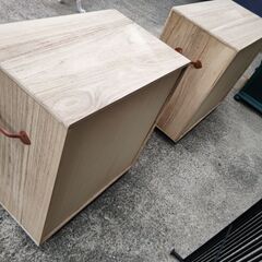 値下げ💴⤵️しました。おしゃれな 桐のタンス移動コマ付き 取っ手付き 大小 あります 、色塗変えて 欧米風に