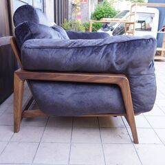 FUJI FURNITURE(冨士ファニチア)のnagi(ナギ)ウォールナット材3Pソファです。重心の低い美しいフォルムとフレームを包み込むようなクッションが魅力の3人掛けソファは北欧テイストなどに。CJ225