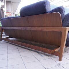 FUJI FURNITURE(冨士ファニチア)のnagi(ナギ)ウォールナット材3Pソファです。重心の低い美しいフォルムとフレームを包み込むようなクッションが魅力の3人掛けソファは北欧テイストなどに。CJ225