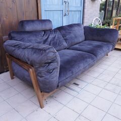 FUJI FURNITURE(冨士ファニチア)のnagi(ナギ)ウォールナット材3Pソファです。重心の低い美しいフォルムとフレームを包み込むようなクッションが魅力の3人掛けソファは北欧テイストなどに。CJ225