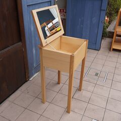 稀少なタモ材を使用した無印良品(MUJI)のドレッサーです。ナチュラルな質感と明るい色合いはシンプルでオシャレなインテリアのアクセントに♪天板を閉じればちょっとしたデスクとしても！！CJ227