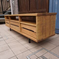 ACME FURNITURE(アクメファニチャー)のコロナド AVボードです。ヴィンテージ加工された厚みのあるオーク無垢材を使用したテレビボード。西海岸スタイルなどにおススメのローボードです♪CJ228