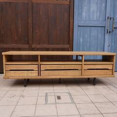 ACME FURNITURE(アクメファニチャー)のコロナド AVボードです。ヴィンテージ加工された厚みのあるオーク無垢材を使用したテレビボード。西海岸スタイルなどにおススメのローボードです♪CJ228