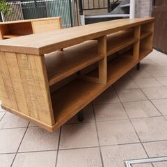 ACME FURNITURE(アクメファニチャー)のコロナド AVボードです。ヴィンテージ加工された厚みのあるオーク無垢材を使用したテレビボード。西海岸スタイルなどにおススメのローボードです♪CJ228