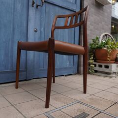 北欧デンマークのメーカーJ.L.Moller(ジェイ.エル.モラー)社のNo.79 ダイニングチェアー。ローズウッド材のナチュラルな質感とレザーが上品な印象に。繊細でスタイリッシュなデザイン。ムラーCJ303