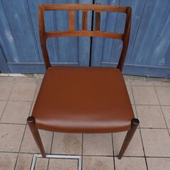 北欧デンマークのメーカーJ.L.Moller(ジェイ.エル.モラー)社のNo.79 ダイニングチェアー。ローズウッド材のナチュラルな質感とレザーが上品な印象に。繊細でスタイリッシュなデザイン。ムラーCJ303