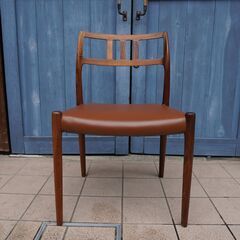 北欧デンマークのメーカーJ.L.Moller(ジェイ.エル.モラー)社のNo.79 ダイニングチェアー。ローズウッド材のナチュラルな質感とレザーが上品な印象に。繊細でスタイリッシュなデザイン。ムラーCJ303