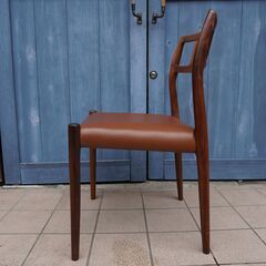 北欧デンマークのメーカーJ.L.Moller(ジェイ.エル.モラー)社のNo.79 ダイニングチェアー。ローズウッド材のナチュラルな質感とレザーが上品な印象に。繊細でスタイリッシュなデザイン。ムラーCJ303