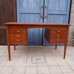 デンマーク製のチーク材を使用した両袖デスクです。北欧らしいシンプルなデザインが特徴的なおしゃれなビンテージ北欧家具。省スペースのコンパクトなサイズは在宅ワークなどに最適♪CJ311