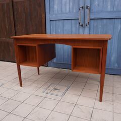 デンマーク製のチーク材を使用した両袖デスクです。北欧らしいシンプルなデザインが特徴的なおしゃれなビンテージ北欧家具。省スペースのコンパクトなサイズは在宅ワークなどに最適♪CJ311