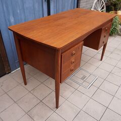 デンマーク製のチーク材を使用した両袖デスクです。北欧らしいシンプルなデザインが特徴的なおしゃれなビンテージ北欧家具。省スペースのコンパクトなサイズは在宅ワークなどに最適♪CJ311