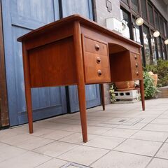 デンマーク製のチーク材を使用した両袖デスクです。北欧らしいシンプルなデザインが特徴的なおしゃれなビンテージ北欧家具。省スペースのコンパクトなサイズは在宅ワークなどに最適♪CJ311